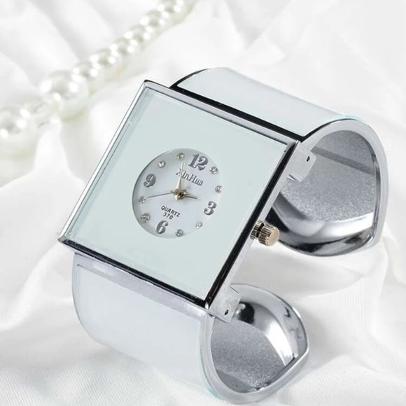 Very Elegant Square White Quartz Watch - Picture 2 of 5